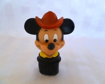 Juguete de vinilo coleccionable de Disney con sombrero de vaquero de Mickey Mouse, 10 cm de alto