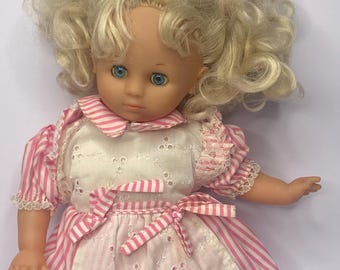 Verzamelpop Sleepy Eye 14" lang blond haar blauwe ogen open en dicht