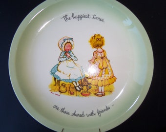 Plato coleccionable de Holly Hobbie "Los momentos más felices son aquellos compartidos con amigos" 10"
