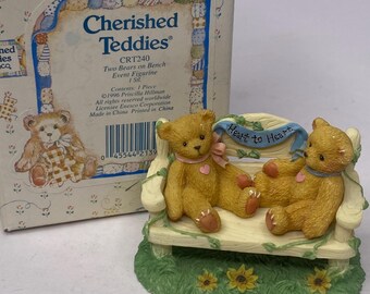 Cherished Teddies "Two Bears on Bench, Event Figurine" beeldje met doos 2" hoog 1996