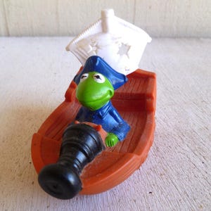 Kermit The Frog in Sailboat Bathtub Toy Muppets Cake Topper 3&quot; Tall 1995
