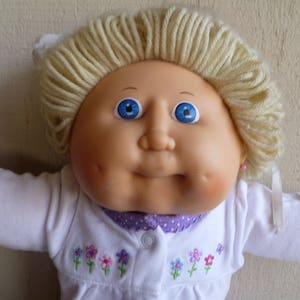 Cabbage Patch Kids docka Vintage blå ögon och avblont hår Nya kläder 40 cm hög 1983 gosedjur