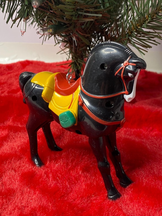 ディズニー ムーラン「カーン」ブラックホース クリスマスオーナメント