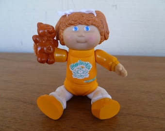 Poupée miniature choux pour enfants tenant un ours pour gâteau 3,5 pouces de haut 1984