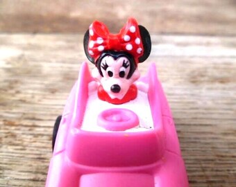 Adorno para tarta de Minnie Mouse conduciendo un coche rosa de 3,8 cm de alto, Disney
