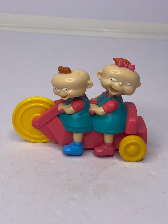 ラグラッツの双子、フィルとリルが自転車に乗るおもちゃのケーキ