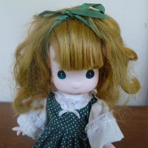 Muñeca Precious Moments con vestido verde, 9&quot; de alto, 1998, muñeco de peluche de Enesco Imports
