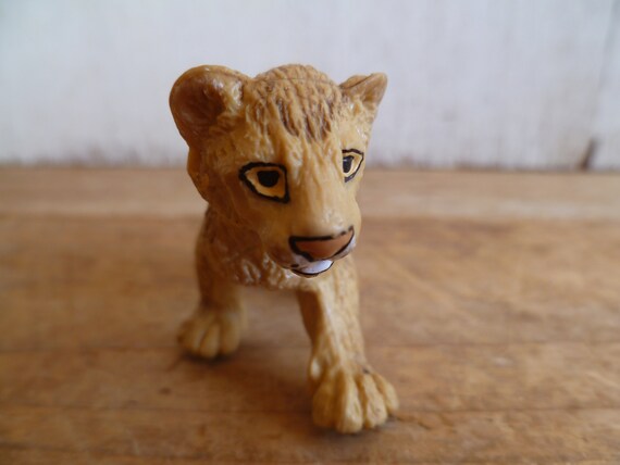 roaring lion toy