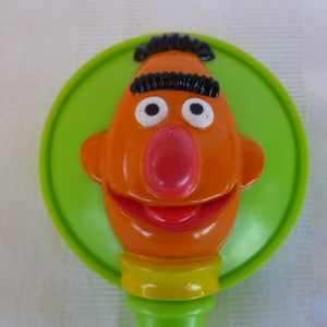 Muppets Sesamstraße Bert Rattle