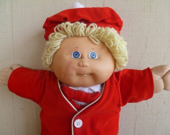 Muñeco de peluche Cabbage Patch Kids de 1983, con traje rojo, pajarita, sombrero y mancha roja en la cara, 43 cm de alto