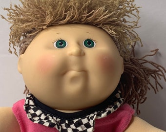 Muñeca de peluche Cabbage Patch Kids, cabello castaño, ojos verdes, Hasbro, primera edición, Pretty Crimp N Curl, 14" de alto, 1991