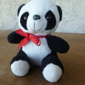 Pequeño oso panda de peluche sentado de 15 cm de alto