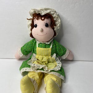 Bambola di pezza in stoffa "Creamettes" della principessa SoftToys, capelli castani, occhi marroni, alta 35 cm. Una bambola di peluche davvero carina!