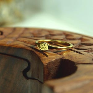 Anillo con inicial chapado en oro de 18 quilates, regalo personalizado, joyería con letras personalizadas, elegantes anillos apilables para mujeres y hombres, uso diario, estilo minimalista.
