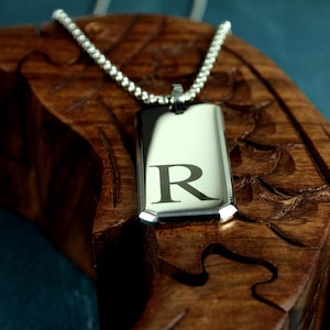 Colgante con inicial de plata, collar con grabado llamativo, joya rectangular personalizada, regalo con letra personalizada, estilo minimalista, ideal para usar todos los días.