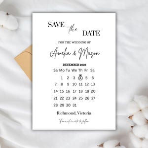 Puede incluir: Una tarjeta blanca de 'Save the Date' con texto negro. La tarjeta anuncia la boda de Amelia & Mason en diciembre de 2025. Un calendario resalta la fecha de la boda. La ubicación es Richmond, Victoria. El texto 'Invitación formal a seguir' está en la parte inferior.