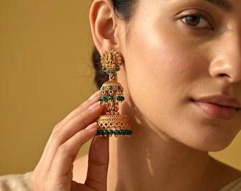 Pendientes de joyería del templo Lakshmi del sur de la India chapados en oro: Pendientes Jhumka Lakshmi Kundan Polki