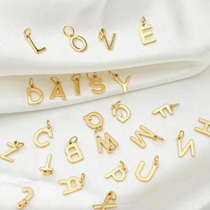 Charm lettre initiale remplie d&#39;or 18 carats pour la fabrication de bracelets de collier avec pendentif • Fournitures de bijoux alphabet personnalisées • Charme délicat en or
