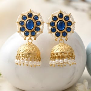Orecchini Jhumka placcati in oro: gioielli indiani per matrimoni.