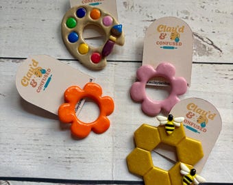 Broche porte-lunettes en pâte polymère faite main | Motifs fleurs, abeilles, palette