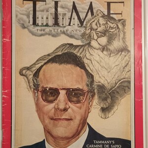 Puede incluir: Una portada vintage de la revista TIME del 22 de agosto de 1955, con un retrato de Carmine De Sapio y una ilustración de un tigre. La revista tiene un borde rojo y el texto "TIME THE WEEKLY NEWS" es visible. La portada también incluye el texto "TWENTY CENTS".