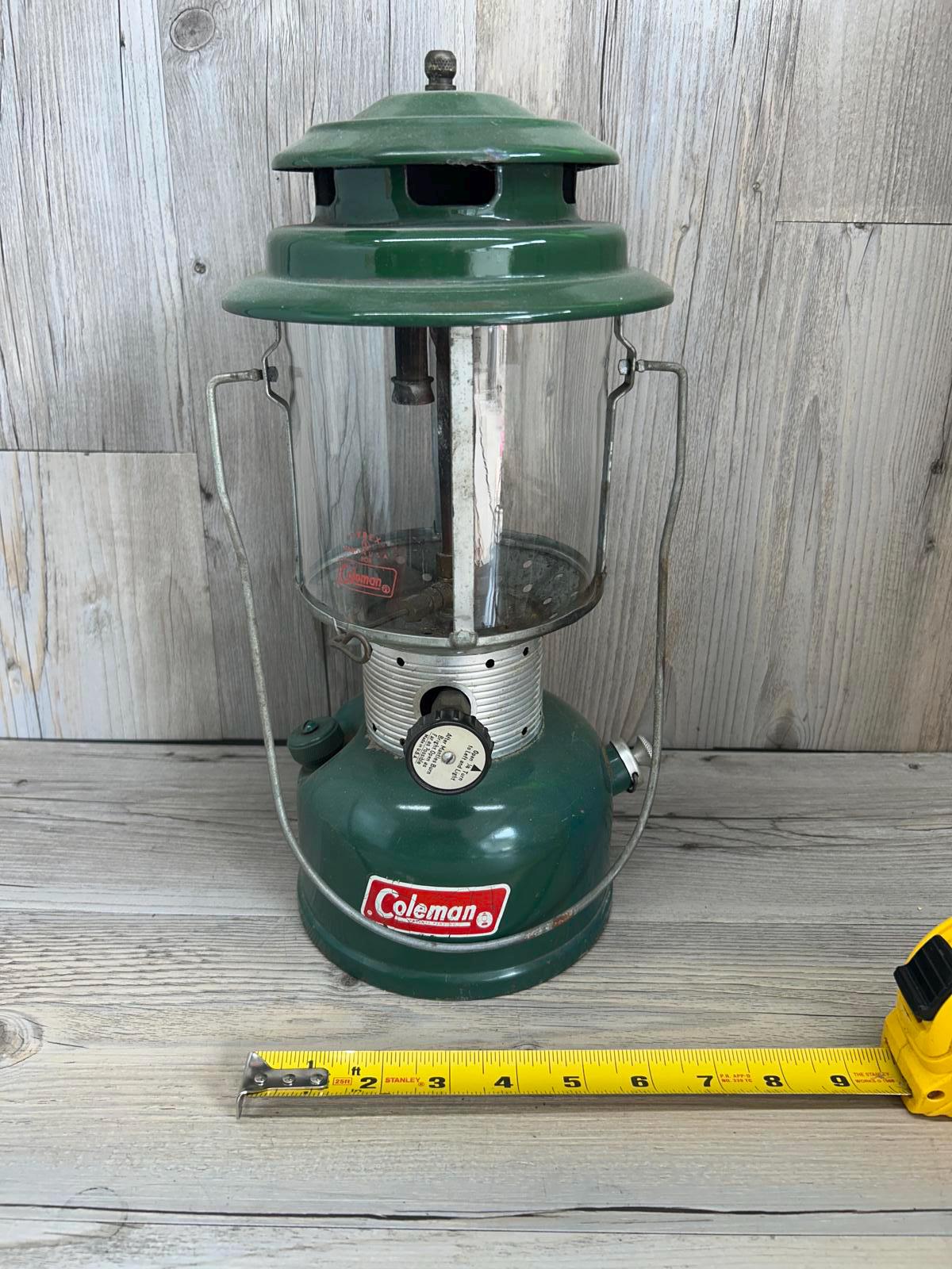 ライト・ランタン Coleman vintage Gull-wing case green Vintage Coleman Lantern - Classic Green Design With Glass Shade