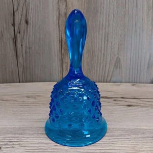 Campana vintage de cristal azul con diseño texturizado de Fenton