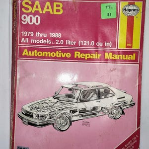 Peut inclure: Un manuel de réparation automobile Haynes pour les modèles Saab 900 de 1979 à 1988 avec un moteur de 2,0 litres. La couverture est magenta avec du texte jaune, présentant un dessin au trait noir et blanc d'une Saab 900 et le numéro 3901.