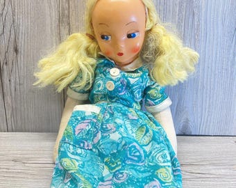 Muñeca de tela vintage con cabello rubio y vestido floral color aguamarina