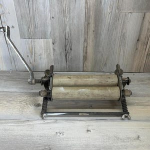 Vintage S&T Brand Laundry Wringer with Dual Rollers