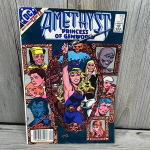 Puede incluir: Un cómic vintage titulado "Amethyst Princess of Gemworld" con un fondo azul oscuro. La portada presenta una ilustración central de una mujer rubia con un atuendo azul, rodeada de retratos de personajes enmarcados. El logotipo de DC Comics es visible.