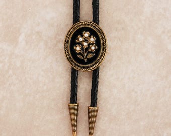 ヴィンテージゴールドフローラルオーバルパールボロタイ：メンズレディースウェディングネックレス、レザーコード