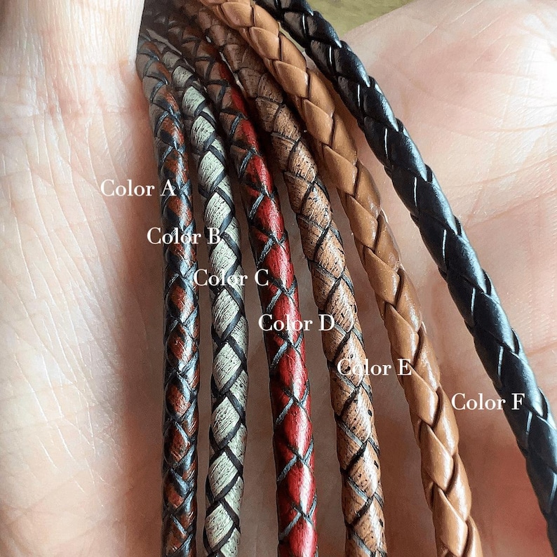 Puede incluir: Primer plano de seis cordones de cuero trenzado en varios colores: marr&oacute;n oscuro, marr&oacute;n con blanco, rojo, marr&oacute;n claro, beige y negro. Cada cord&oacute;n est&aacute; etiquetado con un nombre de color.