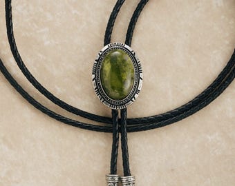 Corbata bolo de piedra verde: Deslizador plateado vintage, joyería vaquera del oeste, cordón de cuero