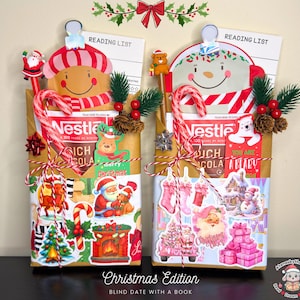 Könnte beinhalten: Zwei weihnachtliche Geschenkpakete, verpackt in braunem Papier, verziert mit festlichen Aufklebern, Zuckerstangen und dekorativen Elementen. Die Pakete zeigen ein Lebkuchenmann- und Schneemann-Design mit dem Text "Christmas Edition" und "Blind Date With A Book".