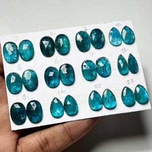 Piedra preciosa de cianita azul neón talla rosa, par de pendientes planos naturales para hacer joyas