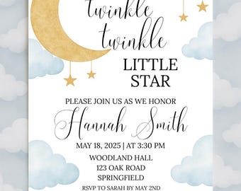Puede incluir: Una invitación a un baby shower con una luna creciente dorada, estrellas y nubes. El texto dice "twinkle twinkle little star" e incluye detalles del evento: Hannah Smith, 18 de mayo de 2025, Woodland Hall e información de RSVP.