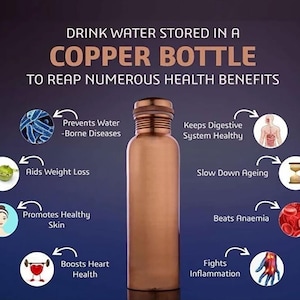 K&ouml;nnte beinhalten: Eine Kupferflasche mit Schraubverschluss wird vor einem dunkelblauen Hintergrund gezeigt. Der Text besagt, dass das Trinken von Wasser, das in einer Kupferflasche aufbewahrt wird, zahlreiche gesundheitliche Vorteile hat, wie z. B. die Unterst&uuml;tzung der Gewichtsabnahme und die F&ouml;rderung gesunder Haut.