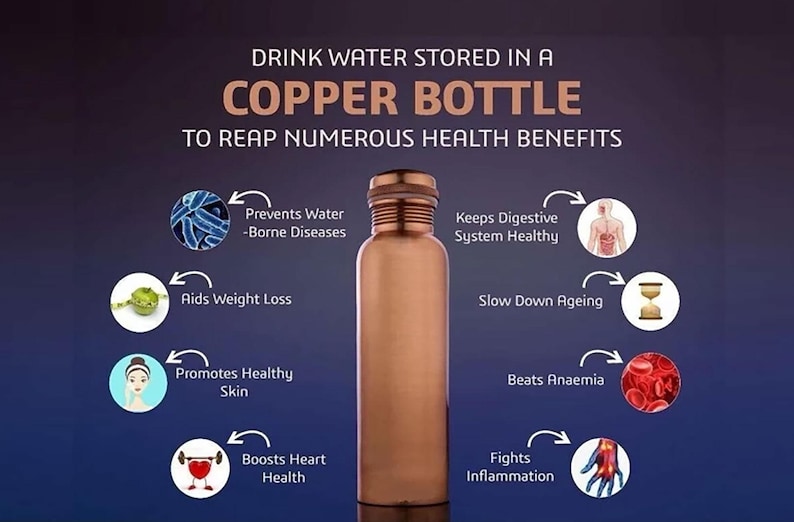 K&ouml;nnte beinhalten: Eine Kupferflasche mit Schraubverschluss wird vor einem dunkelblauen Hintergrund gezeigt. Der Text besagt, dass das Trinken von Wasser, das in einer Kupferflasche aufbewahrt wird, zahlreiche gesundheitliche Vorteile hat, wie z. B. die Unterst&uuml;tzung der Gewichtsabnahme und die F&ouml;rderung gesunder Haut.
