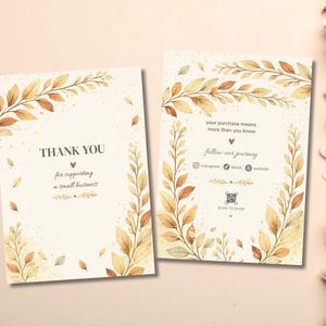 Può includere: Due biglietti di ringraziamento rettangolari con sfondo color crema e bordi di foglie autunnali ad acquerello nei toni dell'arancione, giallo e marrone. Il biglietto a sinistra riporta THANK YOU for supporting a small business. Quello a destra include icone social.