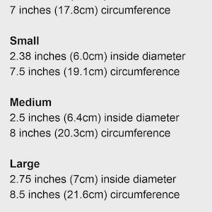 Może przedstawiać: Tekst na jasnoszarym tle z rozmiarami bransoletki: Extra Small (średnica wewnętrzna 5,7 cm, obw&oacute;d 17,8 cm), Small (6,0 cm, 19,1 cm), Medium (6,4 cm, 20,3 cm), Large (7 cm, 21,6 cm) i Extra Large (7,3 cm, 9 cali).