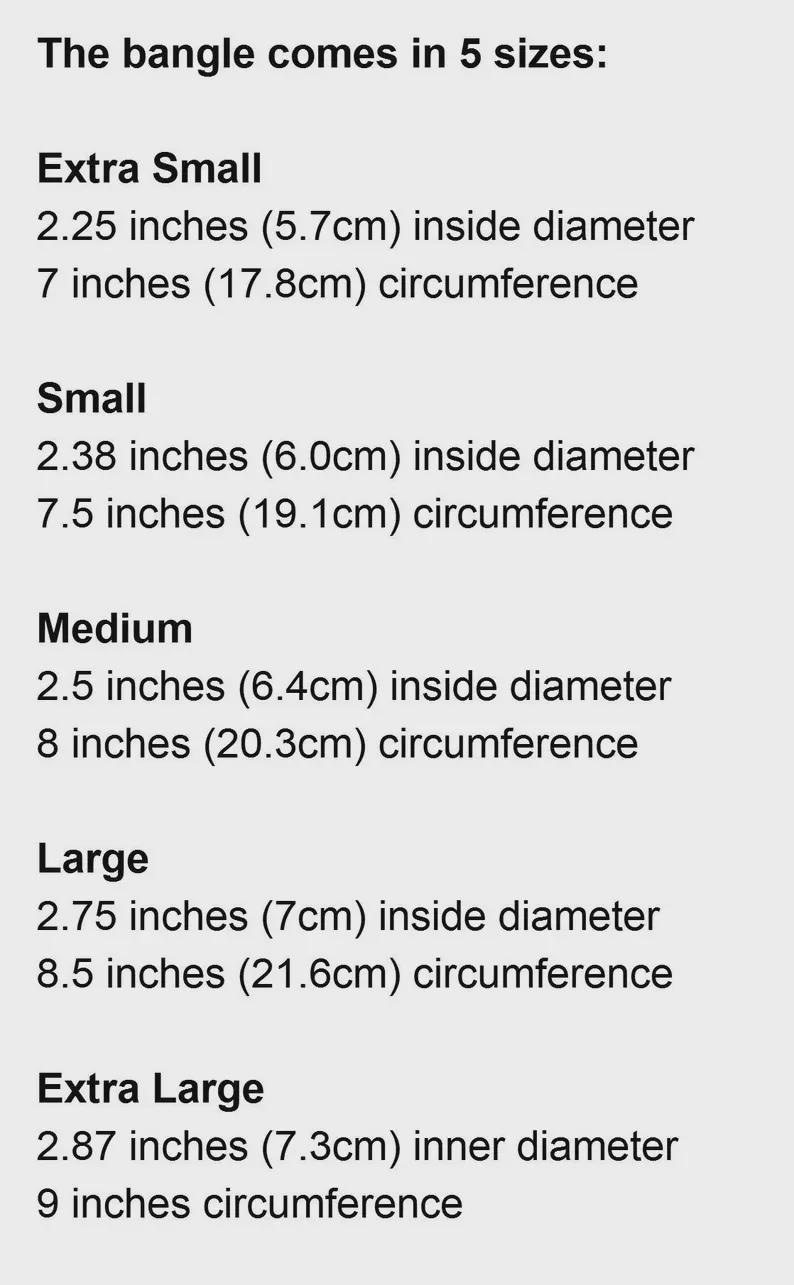 Może przedstawiać: Tekst na jasnoszarym tle z rozmiarami bransoletki: Extra Small (średnica wewnętrzna 5,7 cm, obw&oacute;d 17,8 cm), Small (6,0 cm, 19,1 cm), Medium (6,4 cm, 20,3 cm), Large (7 cm, 21,6 cm) i Extra Large (7,3 cm, 9 cali).