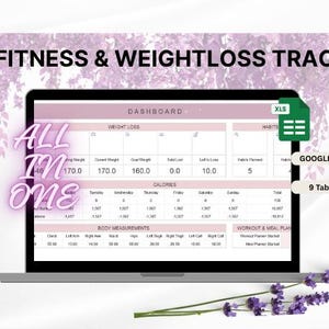 Può includere: Uno schermo di un laptop mostra un foglio di calcolo per il monitoraggio del fitness e della perdita di peso. Lo schermo mostra una dashboard con sezioni per la perdita di peso, le calorie, le misure corporee e i piani di allenamento. Il testo include "All in One", "Google Sheets" e "9 Tabs in 1".