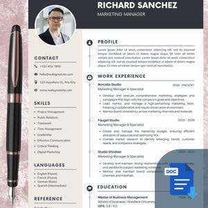 Puede incluir: Una plantilla de currículum vitae profesional con una foto de un hombre con gafas, titulada "RICHARD SANCHEZ, MARKETING MANAGER". El currículum incluye secciones para información de contacto, habilidades, idiomas, experiencia laboral, educación y una referencia. Un bolígrafo negro está a la izquierda.