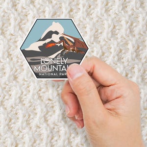 Stickers Lonely Mountain Fantasy National Park, Sticker LOTR, Stickers vinyles aventure Amoureux de la fantastique, paysages mystiques, amateurs de nature