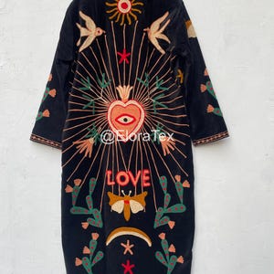 Casaco longo boho bordado em veludo – Jaqueta para festival com sol celestial, pássaro e cacto