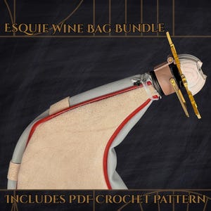 Peut inclure: Un ensemble de sacs à vin faits à la main avec un design unique. Le sac présente un extérieur gris clair avec une bordure rouge et un intérieur beige. Le design comprend des accents dorés et le texte "ESQUIE WINE BAG BUNDLE" et "INCLUDES PDF CROCHET PATTERN".