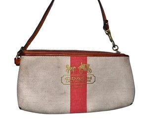 Cartera de mano Coach Heritage Stripe de lona rosa y oro con logo de carruaje de caballos.