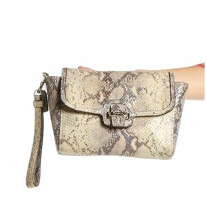 Bolso de mano Coach de piel beige con estampado de pitón y cartera de mano con estampado animal vintage.