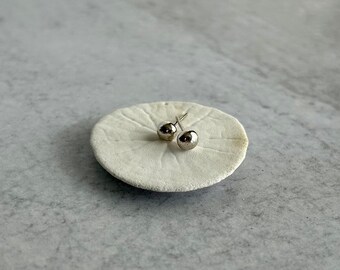 ITTy BiTTy PEbbLe EaRRiNgS…